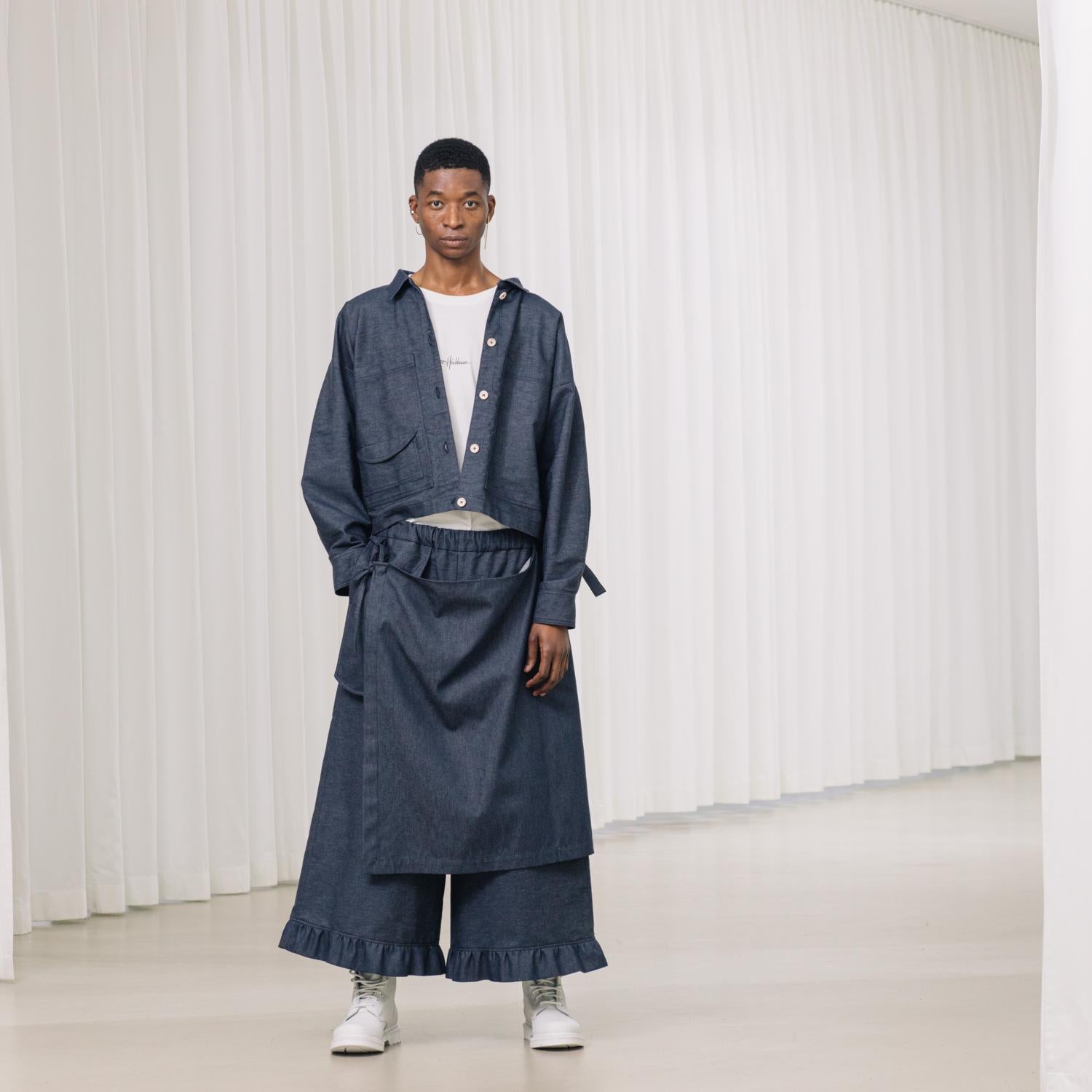 Denimhose mit Rüschen und drapiertem Element
