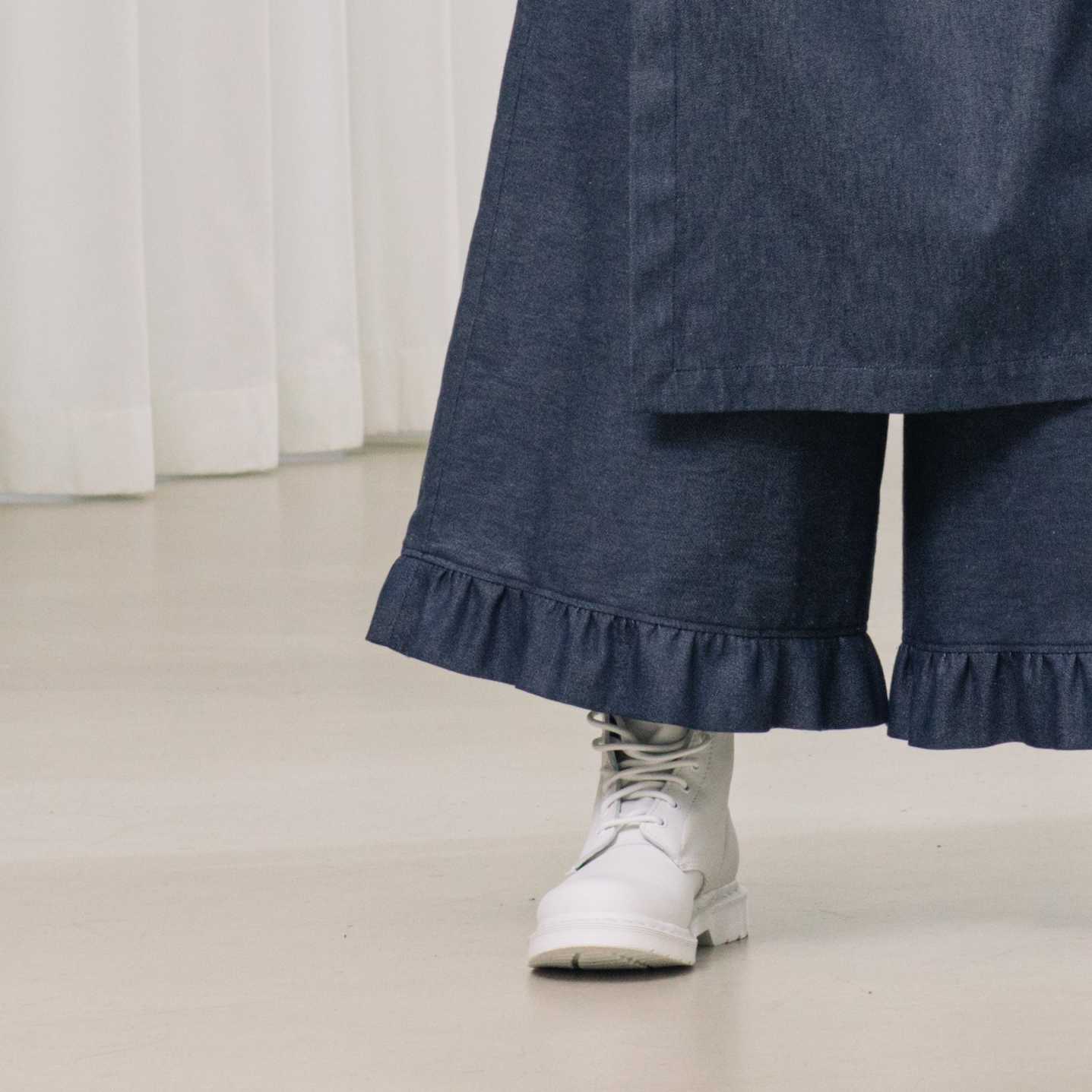 Denimhose mit Rüschen und drapiertem Element