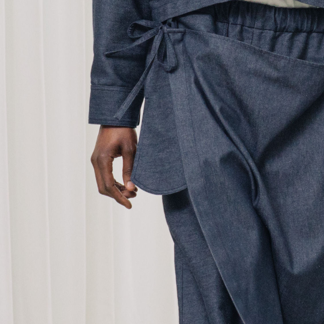 Denimhose mit Rüschen und drapiertem Element