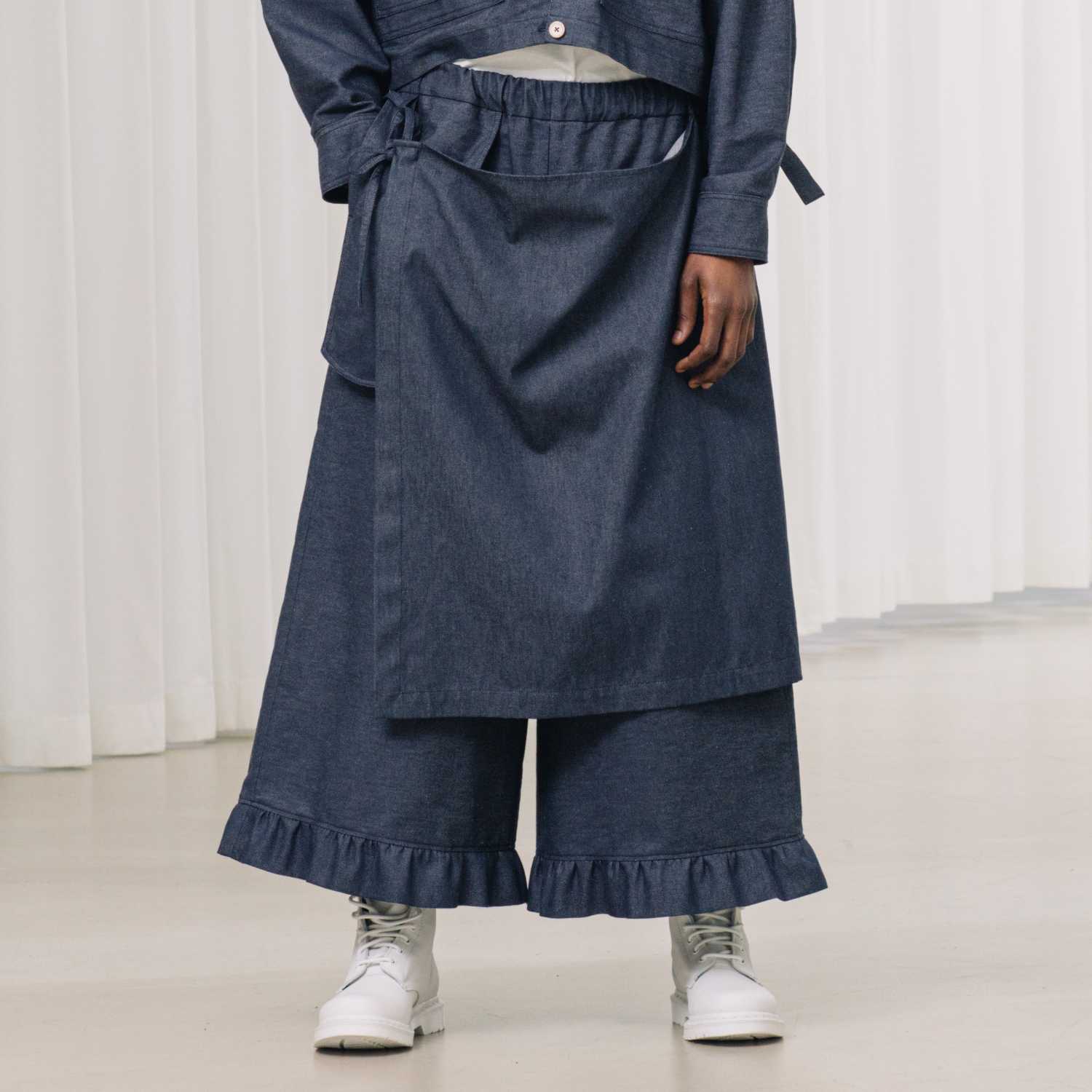 Denimhose mit Rüschen und drapiertem Element