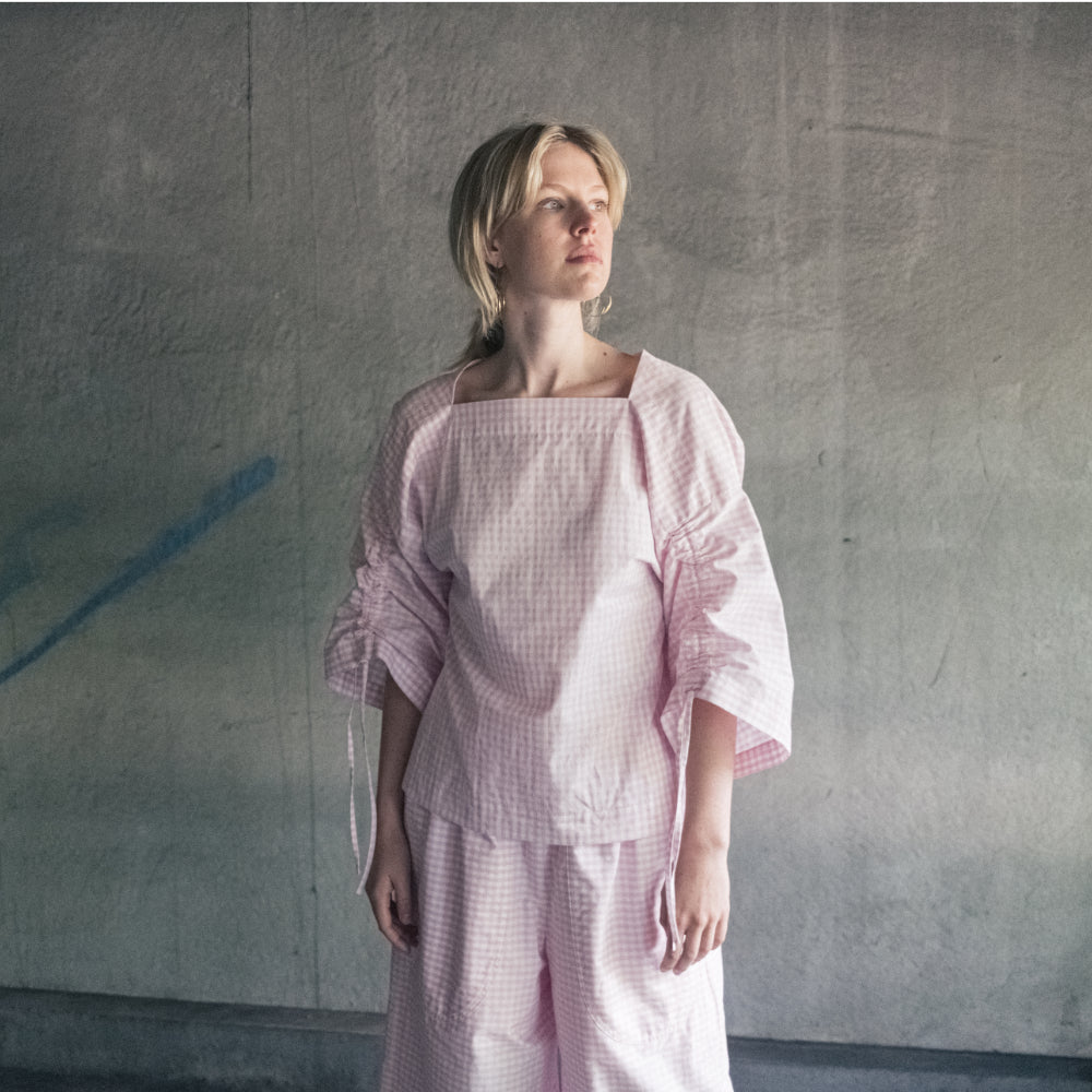 poplin-blouse with V-back and gathered sleeves