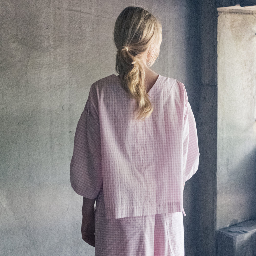 poplin-blouse with V-back and gathered sleeves