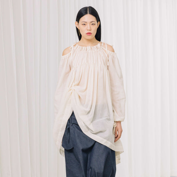 Top with detachable sleeves