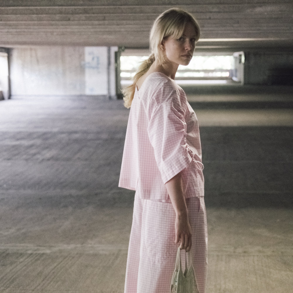 poplin-blouse with V-back and gathered sleeves