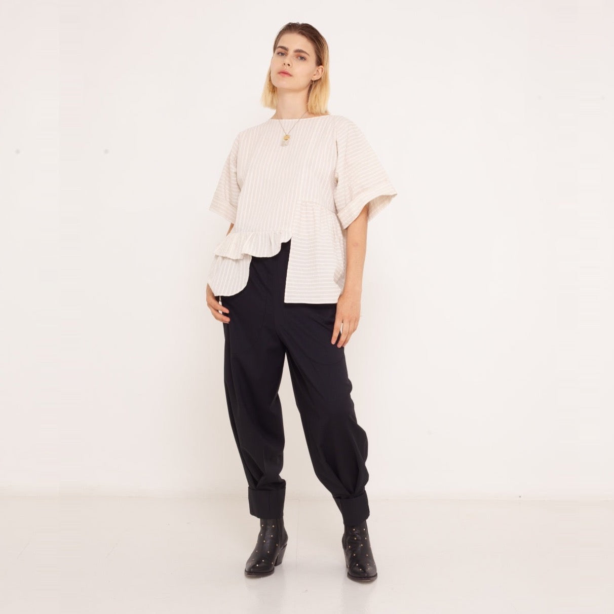 1 unisex Hose made of organic wool 2023-01-03-WasteLessFashion by Natascha von Hirschhausen WasteLessFuture.jpg